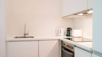 Kühlschrank, Ofen, Geschirrspüler, Wasserkocher mit Kaffee-/Teezubehör