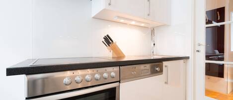 Fridge, oven, dishwasher, coffee/tea maker