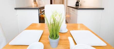 Kjøleskap, ovn, oppvaskmaskin og kaffetrakter/tekoker