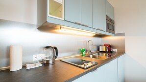 Eine moderne Küche mit Spüle aus Edelstahl, Wasserkocher und Toaster.