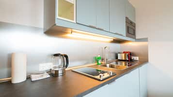 Kühlschrank, Mikrowelle, Herdplatte, Geschirrspüler