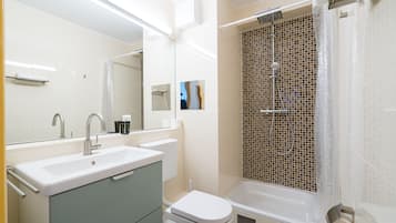 Dusche, Haartrockner, Handtücher