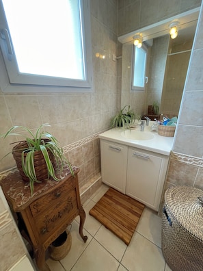 Shower, towels, soap, shampoo