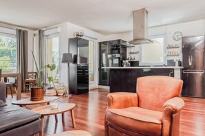 Een koelkast, een microgolfoven, een oven, een kookplaat