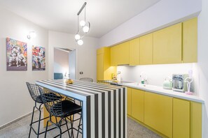 Fridge, oven, stovetop, dishwasher