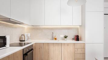 Fridge, oven, stovetop, dishwasher