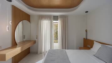 Une chambre moderne avec un plafond en bois, un grand lit, une table de chevet, un miroir et une vue sur l’extérieur.