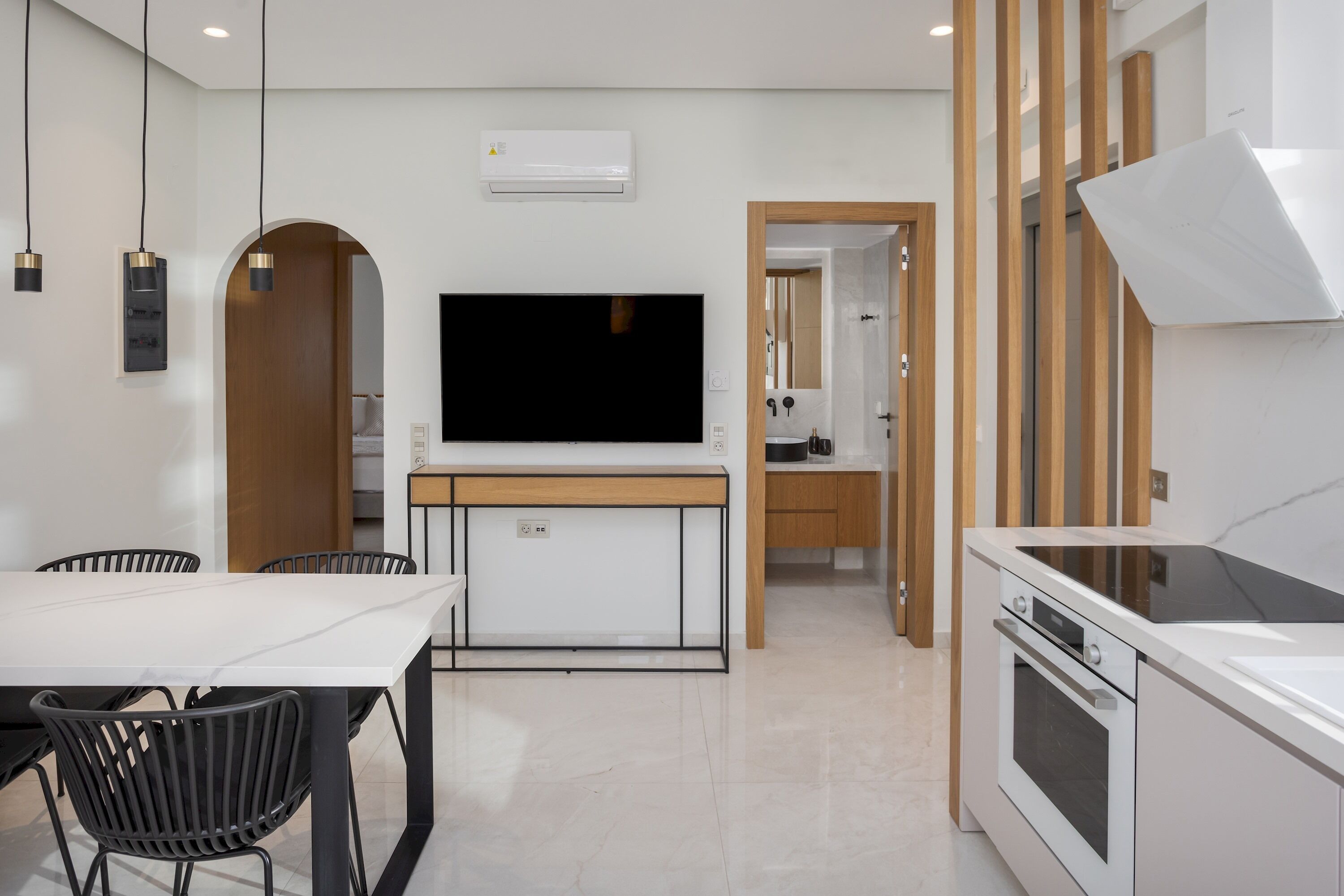 Kühlschrank, Wasserkocher mit Kaffee-/Teezubehör, Toaster