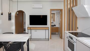 Kühlschrank, Wasserkocher mit Kaffee-/Teezubehör, Toaster