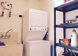 Sèche-cheveux, serviettes fournies