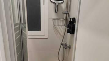 Een haardroger, handdoeken, zeep, toiletpapier