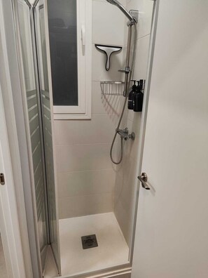 Een haardroger, handdoeken, zeep, toiletpapier