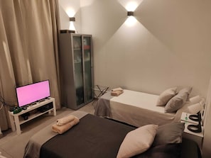 1 chambre, coffre-fort, fer et planche à repasser