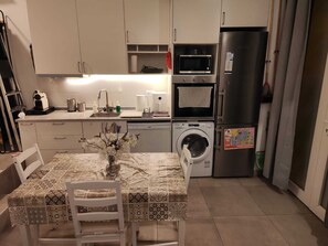 Réfrigérateur, four à micro-ondes, un four, surface de cuisson