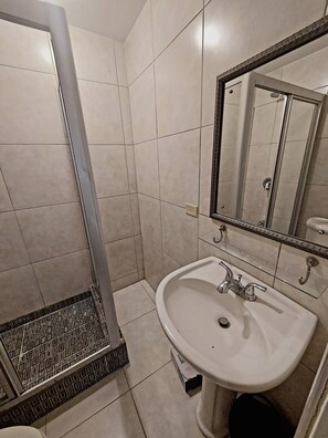 Een douche, een haardroger, handdoeken, zeep