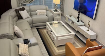 Seyramz Palace - Entire 2 Bedroom Apartment - Free Shuttle on Arrival