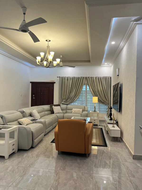 Smart TV - Seyramz Palace - Entire 2 Bedroom Apartment - Free Shuttle on Arrival (Tamale)