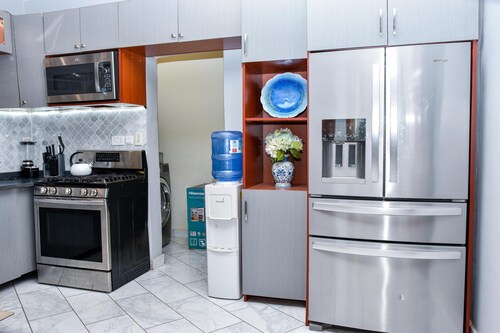 THE AFRICAN PALACE- Luxe Furnished 2 Bedroom Apt - Free Shuttle on Arrival- WiFi