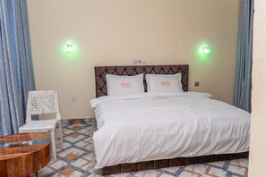 Basic Room | Desk, laptop workspace, free WiFi - Amchrish Guest House (Tamale)