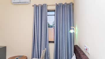 Basic Room | Desk, laptop workspace, free WiFi