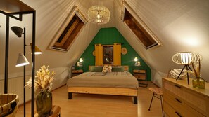 2 quartos, escrivaninha, ferros/tábuas de passar roupa, berço de viagem