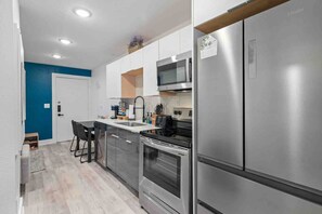 Kühlschrank, Mikrowelle, Ofen, Herdplatte