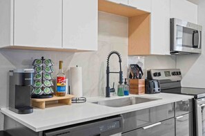 Frigorifero, microonde, forno, piano cottura