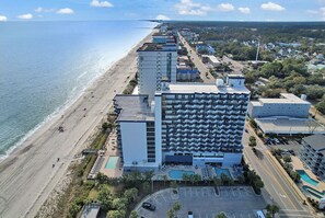 Un hôtel doté d’une piscine, d’un accès à la plage et offrant une vue sur l’océan.