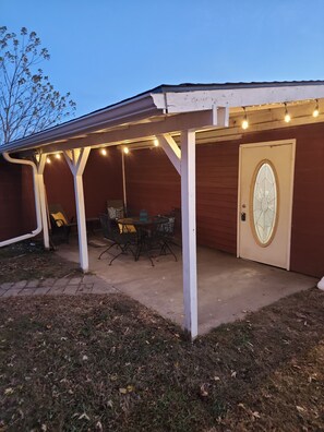 Outdoor dining - Country sanctuary with new Game Room (Thurman)