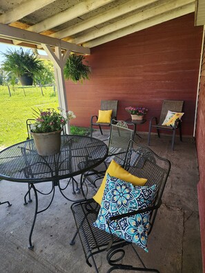 Outdoor dining - Country sanctuary with new Game Room (Thurman)
