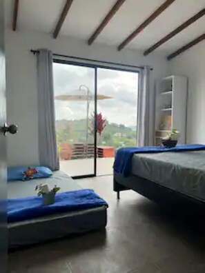 4 室のベッドルーム、デスク、WiFi、ベッドシーツ