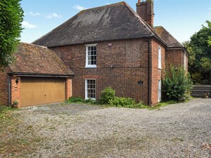Exterior - 6 bedroom accommodation in Sittingbourne, near Faversham (Sittingbourne, near Faversham)