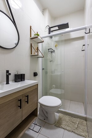 Dusche, Haartrockner, Handtücher, Shampoo