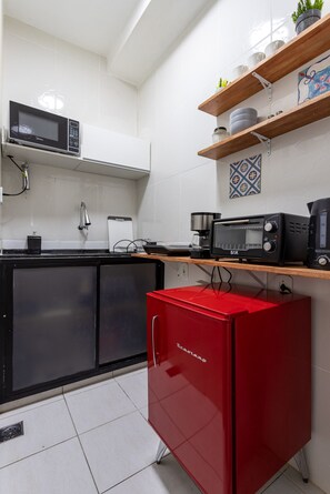 Réfrigérateur, micro-ondes, four, plaque de cuisson