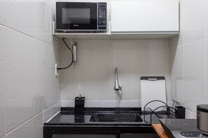 Een koelkast, een microgolfoven, een oven, een kookplaat