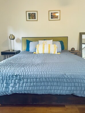 1 soverom, skrivebord, reiseseng for barn og wi-fi