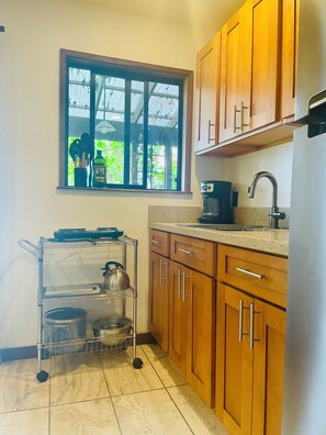 Fridge, microwave, stovetop, coffee/tea maker - Cozy Cloud Forest Ohana (Kailua-Kona)
