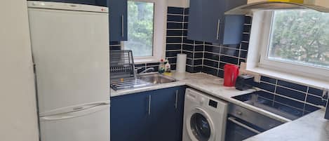 Een koelkast, een magnetron, een oven, een kookplaat
