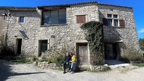 Edificio de piedra con aspecto rústico, que cuenta con un ventanal y una puerta.