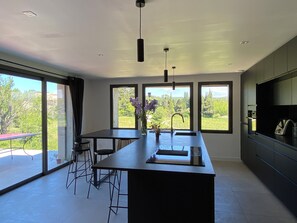 Kylskåp, mikrovågsugn, ugn och diskmaskin