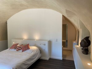6 habitaciones, tabla de planchar con plancha, wifi y ropa de cama