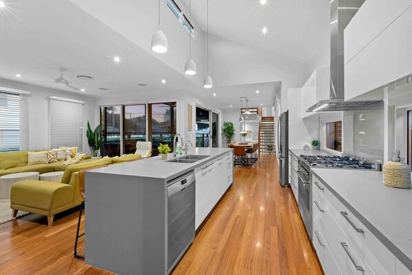 Micro-ondes, four, plaque de cuisson, lave-vaisselle