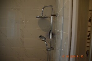 ヘアドライヤー、タオル、石鹸、トイレットペーパー