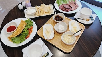 朝食 (ビュッフェ)、毎日提供 (無料)