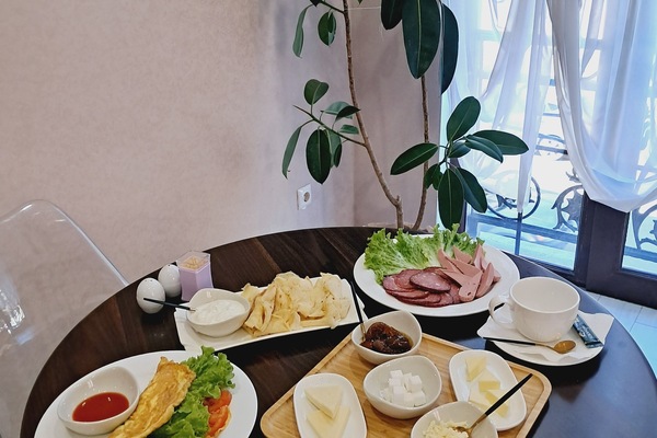 Free daily buffet breakfast