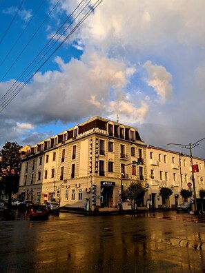 A multi-story building with a classic architectural style, featuring a prominent entrance and signage indicating it is a hotel. - Astoria Hotel Zugdidi (Zugdidi)