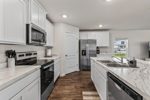 Refrigerador, microondas, horno y parrilla de estufa 