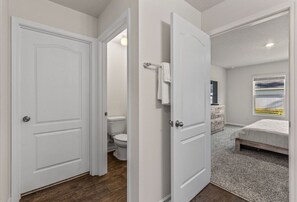 4 quartos, escrivaninha, ferros/tábuas de passar roupa