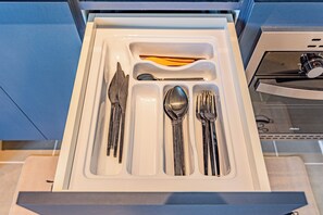 Eine Schublade mit Besteck, darunter Messer, Löffel und Gabel.