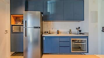 Fridge, microwave, stovetop, cookware/dishes/utensils